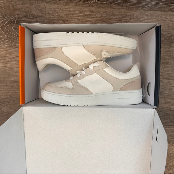 Brand new DLG women sneakers in box. Size 8. - Picture 10 of 10